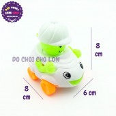 Đồ chơi bé trai đội nón ngồi xe bằng nhựa vặn cót 902B2