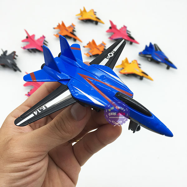 Vỉ đồ chơi 12 mô hình máy bay chiến đấu bằng nhựa chạy trớn