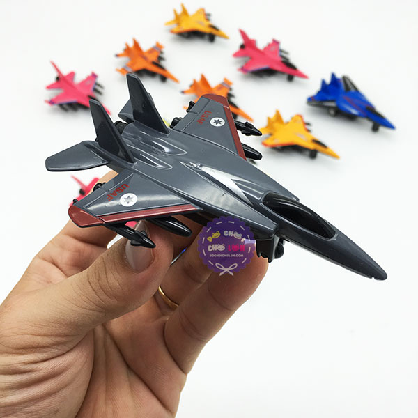 Vỉ đồ chơi 12 mô hình máy bay chiến đấu bằng nhựa chạy trớn