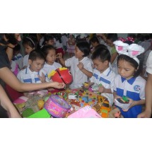 Mua đồ chơi làm từ thiện cho trẻ em nghèo tại tphcm